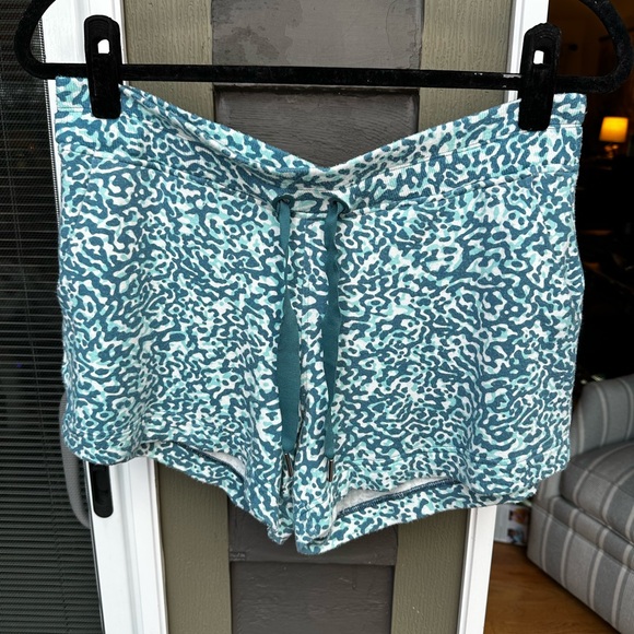 Athleta Pants - Athleta Women’s Balance 4” Clouded Leopard Teal Blue Shorts Size Large